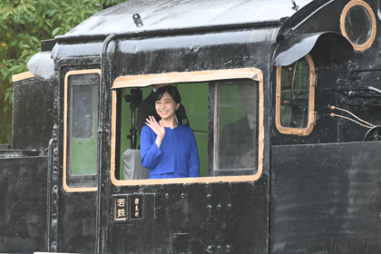若桜鉄道のSL機関車の助手席に乗車。汽笛を鳴らして笑顔を（2026年9月26日）
