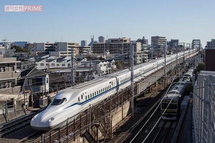 《新幹線でマナー違反だと思う行為ランキング》男女500人に聞いた「無言シート倒し」「飲酒して騒ぐ」を超える迷惑行為第1位