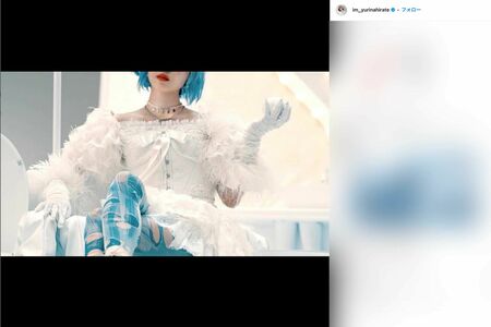 水色の髪の毛に変身した写真をアップした平手友梨奈。顔の一部と胴体しか写っておらず、コメントもなし（本人のインスタグラムより）