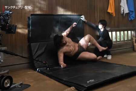 迫力のある相撲のシーンのウラでは、マットを敷くなどしてケガ対策を実施（『サンクチュアリ-聖域-』公式ツイッターより）