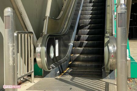 足首にテープで巻いた小型カメラで前に乗る女子高生の下着を盗撮した