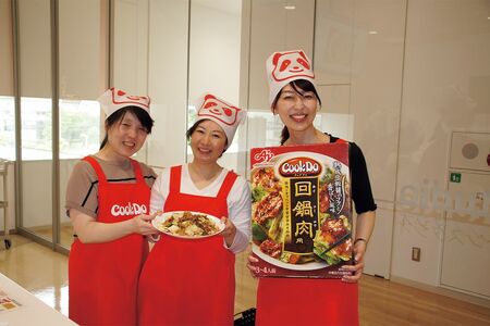 エプロンと「アジパンダ(R)」三角巾をつけて、回鍋肉づくりにチャレンジ!記念撮影も思い出になる