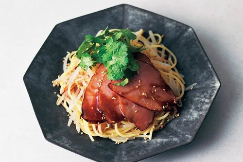 チャーシューともやしのオイスターパスタ　写真／鈴木泰介