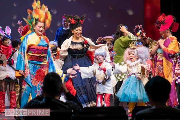 舞台『月夜のからくりハウス　渋谷の巻』では多種多様な個性を持つ仲間と圧巻のパフォーマンスを披露。制作中の映像『MAZEKOZEアイランドツアー』は8月22日より配信