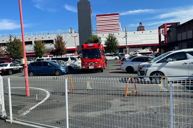 事件直後、騒然となったラーメン店の駐車場
