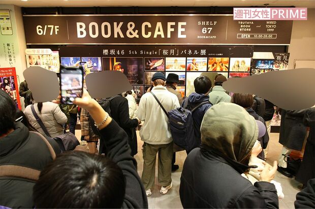 櫻坂46のパネル展会場はファンで混雑