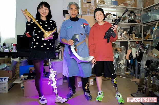 ファッションショー用の義足を手に、（左から）須川さん、臼井さん、みなみさん