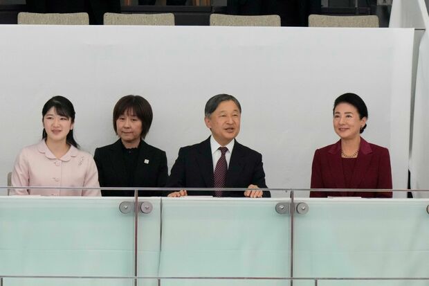 2025年11月に開催された『第25回夏季デフリンピック競技大会　東京2025』で水泳競技をご覧になる天皇皇后両陛下と愛子さま（写真/JMPA）