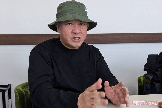 直撃に答える三又又三（2022年12月撮影）