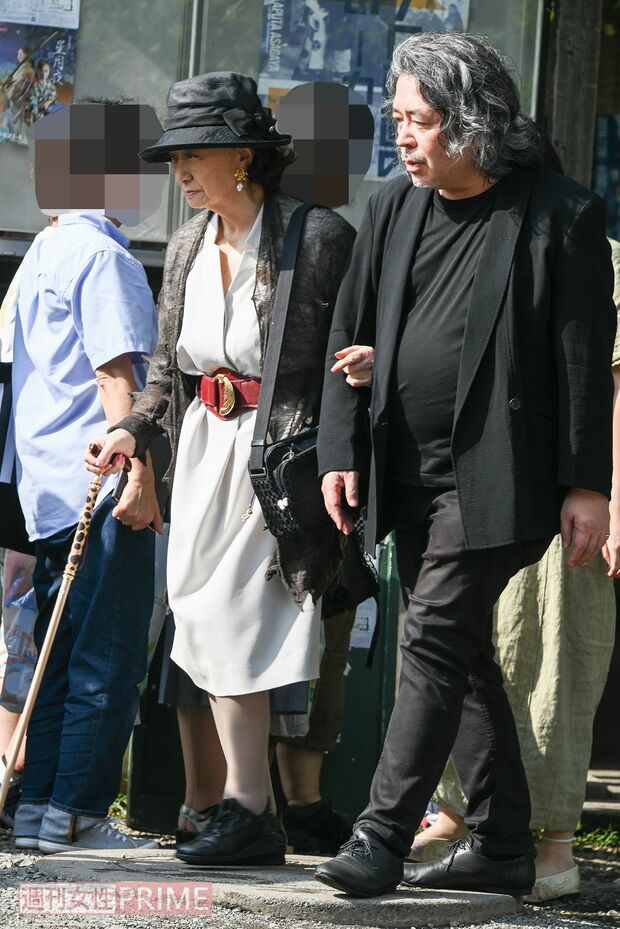 小山を支える男性は、トークショーに聞き手として参加した映画監督・映画評論家の樋口尚文氏