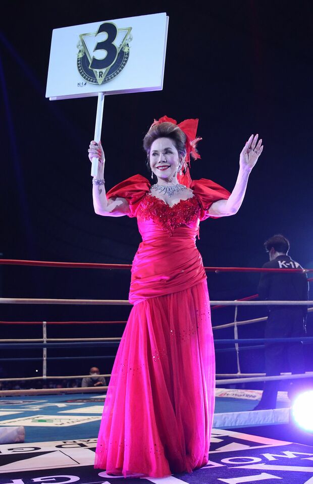 2022年には史上最高齢の82歳でK－1スペシャルラウンドガールを務めた。夫人にとって赤い衣装は勝負服だ（撮影2022年4月3日）