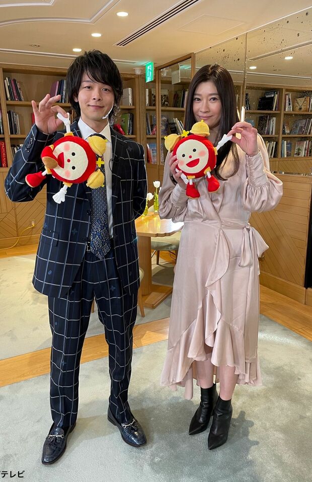 『めざましテレビ』番組キャラクターの『めざましくん』のぬいぐるみを雑に扱う中村倫也