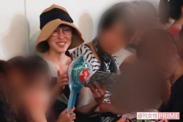 麻生久美子はほかのママ友たちと楽しそうに話していた