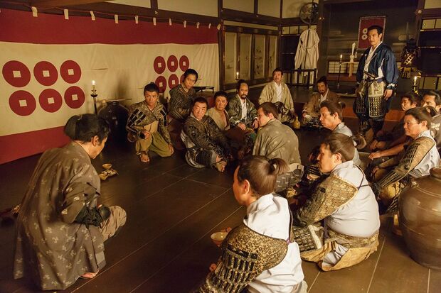 ファンが注目した『関ヶ原の戦い』。大谷刑部(片岡愛之助)や石田三成（山本耕史）も甲冑姿を見せたが、佐助（藤井隆）のひと言で…… (c)NHK