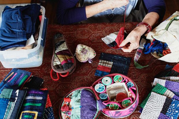 ミシンは得意ではなく、なんでも手縫い。捨てられない端切れを使ってコースターなどに。コロナ禍では、手ぬぐいやハンカチをリメイクしてマスクも手作りしたそう（写真／林ひろし）