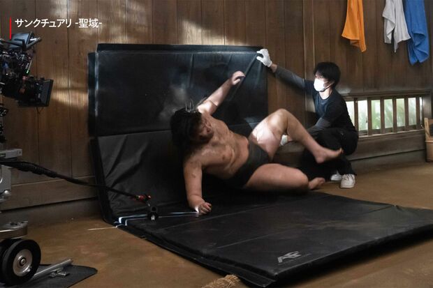 迫力のある相撲のシーンのウラでは、マットを敷くなどしてケガ対策を実施（『サンクチュアリ-聖域-』公式ツイッターより）