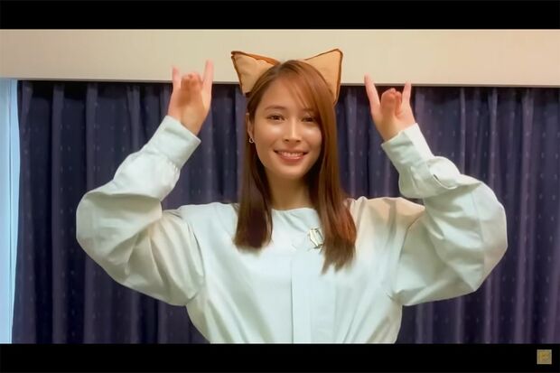 耳をつけてきつねダンスを踊る広瀬アリス（フォスター/フォスタープラス公式YouTubeチャンネルより）