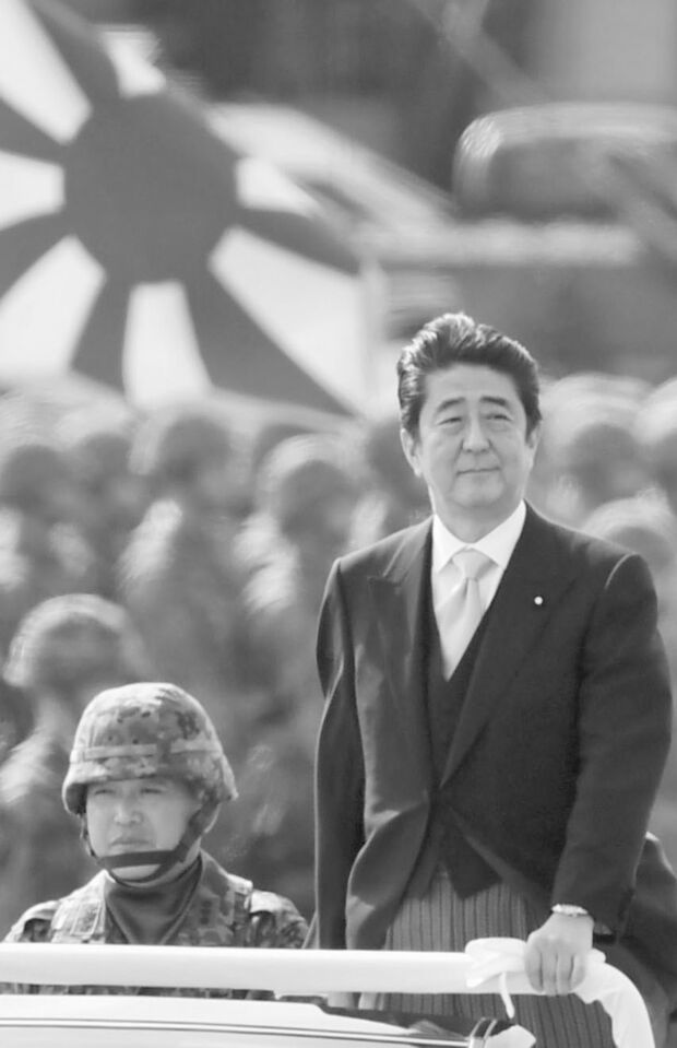 陸上自衛隊の観閲式で張り切る安倍首相