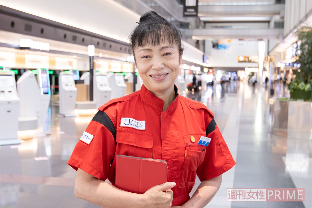 空港で露出の妻 中国残留孤児2世のカリスマ清掃員、いじめや逆境を乗り越えて目指す“日中の懸け橋” | 週刊女性PRIME