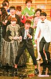 デビュー35周年は『第66回NHK紅白歌合戦』で白組のトリ。『ギンギラギンにさりげなく』を歌い、審査員の黒柳徹子も大喜び('15年12月)