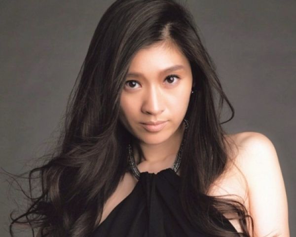 ノーギャラで恩返し、篠原涼子モデルの斬新すぎるポスター | 週刊女性PRIME