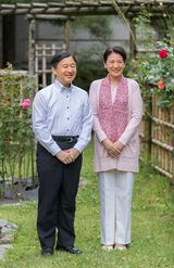 写真／宮内庁  東宮御所のバラが咲くお庭で愛犬の由莉と