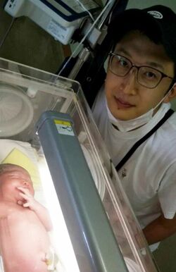 退院の4ヶ月後、娘さんが生まれた直後（写真：小杉さん提供／東洋経済オンライン）