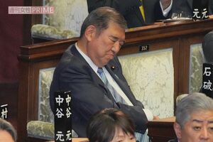居眠り?をする石破茂元首相