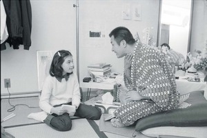 梅宮アンナと故・梅宮辰夫さん、楽屋にて（1982年2月22日）