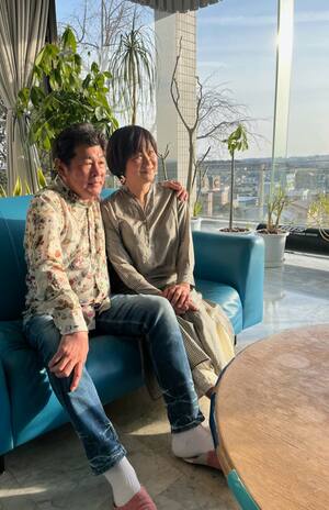 来客用リビングは、真正面に富士山を望む絶景。ふだん使いのリビングでは赤井が新聞での日よけ姿を再現してくれた（撮影／吉岡竜紀）