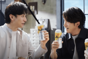 アサヒビールのCMで共演した生田斗真と岡田准一(アサヒグループ公式チャンネルより)