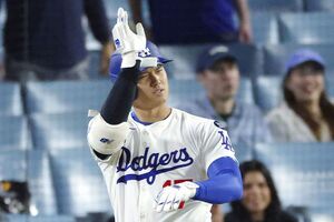 2025年6月20日、報復の死球を受けて乱闘寸前も味方を落ち着かせた大谷翔平（共同通信）