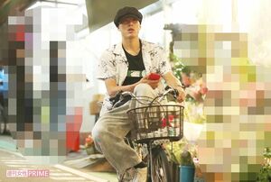 6月初旬の夜、スーパーでの買い出しをすませると、自転車をこいでバーへと向かった