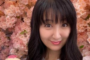 あざらしさん　結婚相談所Mareal（マリアル）経営。起業家。結婚・恋愛アドバイザー。離婚後、シングルマザーとして奮闘しながらも好きなことを追求し、小型犬の洋服デザイン販売、バリ島でのスパ経営などを行ってきた。熊本地震で被災して東京へ移住。58歳のときに32歳年下の男性と運命的な出会いを果たし、2022年に61歳で再婚。ラブラブな様子をインスタグラムやブログで発信している　写真提供／あざらしさん