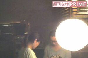 夜カフェで溜まった愚痴をぶつけ合う大久保佳代子(写真左)といとうあさこ(写真右)。右にうつり込んだ丸い物体は心霊写真でよく見る