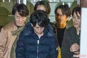 嵐・二宮和也とV6・長野博が話す後ろでにこやかに笑う嵐・櫻井翔とV6・岡田准一
