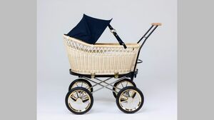 夫婦が双子のために使っている最上級モデル『プスプス　ブラックシリーズ』（『東京乳母車』HPより）