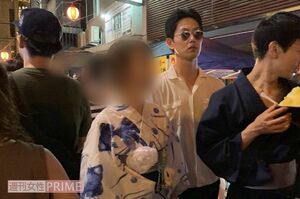 浴衣姿の女性と話しながら縁日を回る工藤阿須加