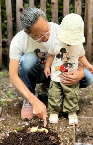 激変が話題となった香川照之、「一歳児」を抱える左手の薬指にはキラリと光る指輪が（本人Xより）