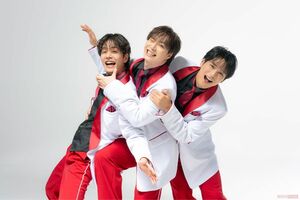 『SHOW-WA』左から井筒雄太、塩田将己、青山隼 撮影/伊藤和幸 ヘアメイク/小園ゆかり、小野紗友美 スタイリスト/鈴江英夫(H)