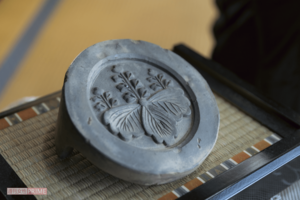 専念寺に残る豊臣の家紋「五七の桐」がしるされた瓦（撮影／矢島泰輔）