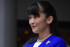 '19年7月、ペルー訪問の出国時、真珠のブローチを身につけていた眞子さん