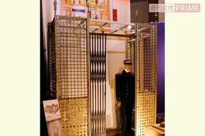 国内最古級の乗用エレベーターはイギリス製。ボーイマネキンも年代物