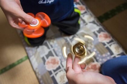 【ハンドスピナー】中心を支えて羽根を回すおもちゃ。「集中力が増す」「ストレス解消」などの効能があるといわれヒットした