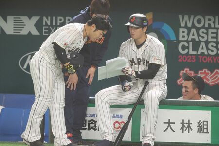 3月のWBCの試合中に大谷は近藤健介と資料を確認。そのリーダー力で世界一に導いた