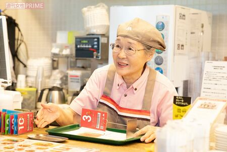 癒しの笑顔で接客をする土屋さん。去り際に手をふって帰る客の姿も