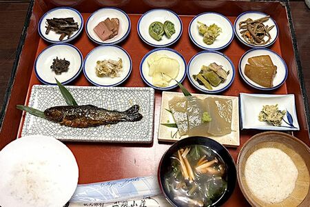 「温泉総選挙」健康・スポーツ部門1位の「数馬の湯」にも立ち寄る。食事も地産地消にこだわったメニューに