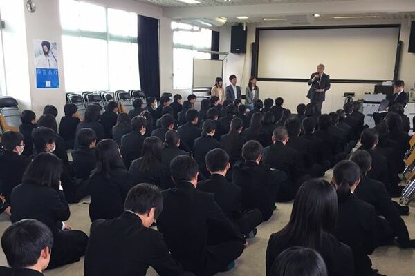 高校生が農家と一緒に商品開発をする制度「だんだんカンパニー」の起業式