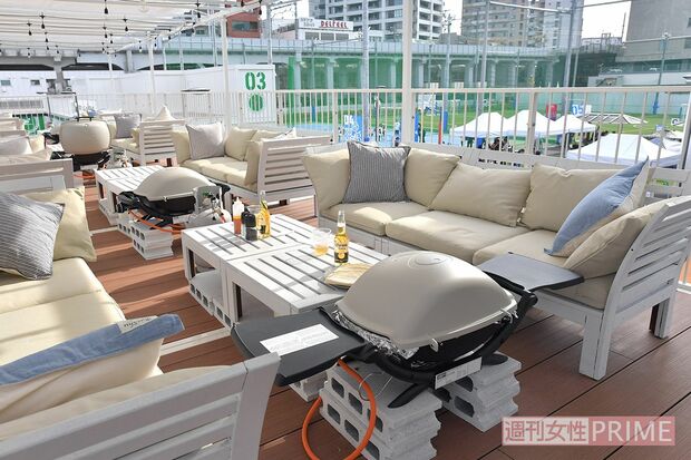 BBQ（コースメニュー、飲食持ち込みコースもあり）が楽しめるダイニング施設　撮影／渡邉智裕