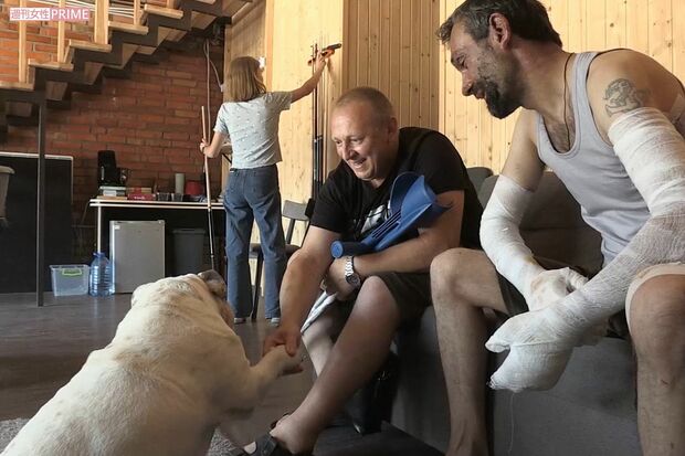 戦争で傷を負った兵士たち。犬とふれ合う「ドッグセラピー」で笑顔に　(C)『犬と戦争』製作委員会